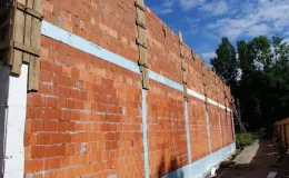 Budowa sali gimnastycznej - na zdjęciu fragment budowy oraz zieleń