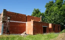 Budowa sali gimnastycznej - na zdjęciu fragment budowy oraz zieleń