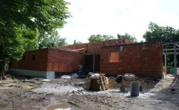 Budowa sali gimnastycznej - na zdjęciu fragment budowy oraz zieleń