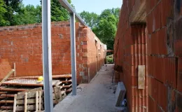 Budowa sali gimnastycznej - na zdjęciu fragment budowy oraz zieleń