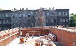 Budowa sali gimnastycznej - na zdjęciu fragment budowy oraz budynek w tle