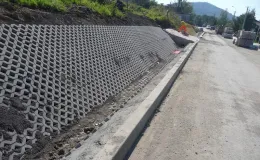 Przebudowa ul. Ks. Brzóski w Bielsku-Białej na zdjęciu fragment drogi oraz zieleń