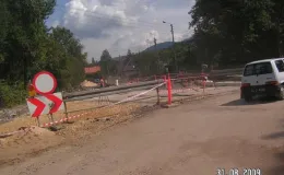 Przebudowa ul. Ks. Brzóski w Bielsku-Białej - na zdjęciu budowa drogi, samochód, znaki drogowe oraz zieleń