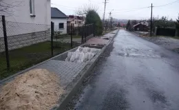 Przebudowa ul. Ks. Brzóski w Bielsku-Białej - na zdjęciu fragment drogi oraz budynki