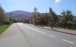 Przebudowa ul. Ks. Brzóski w Bielsku-Białej - na zdjęciu fragment drogi, pieszy, oraz zieleń