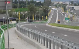 Przebudowa odcinka drogi krajowej nr 52 - na zdjęciu fragment drogi, budynki oraz zieleń