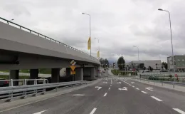 Przebudowa odcinka drogi krajowej nr 52 - na zdjęciu fragment drogi oraz budynki 