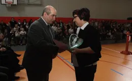 Otwarcie sali gimnastycznej - na zdjęciu Prezydent Miasta gratulujący Pani Dyrektor