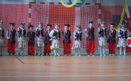 Otwarcie sali gimnastycznej - na zdjęciu grupa dzieci w strojach ludowych
