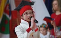 Otwarcie sali gimnastycznej - na zdjęciu przemawiający uczeń 