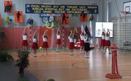Otwarcie sali gimnastycznej - na zdjęciu występ zespołu 