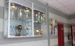 Otwarcie sali gimnastycznej - na zdjęciu gablota z pucharami 