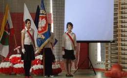 Otwarcie sali gimnastycznej - na zdjęciu poczet sztandarowy