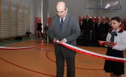 Otwarcie sali gimnastycznej - na zdjęciu Prezydent Miasta przecina wstęgę w towarzystwie uczennicy i zgromadzonych gości