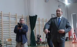 Otwarcie sali gimnastycznej - na zdjęciu Prezydent Miasta podrzucający piłką w towarzystwie fotoreporterów