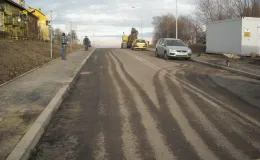 Budowa ul. Sarni Potok w Bielsku-Białej - na zdjęciu fragment drogi, blok mieszkalny oraz samochody