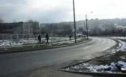 Budowa ul. Sarni Potok w Bielsku-Białej - na zdjęciu fragment drogi, budynki, przechodnie