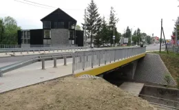 Przebudowa drogi krajowej 69 - na zdjęciu most, w tle budynek oraz zieleń