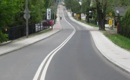 Przebudowa drogi krajowej 69 - na zdjęciu fragment drogi, chodniki, budynki oraz zieleń 