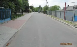 Przebudowa drogi krajowej 69 - na zdjęciu fragment drogi, chodnik, blaszane garaże oraz zieleń