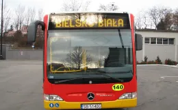 Zakupione autobusy niskopodłogowe marki Mercedes - na zdjęciu autobus oraz budynki