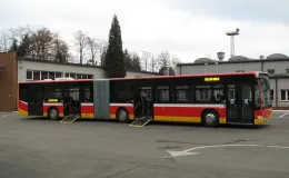 Zakupione autobusy niskopodłogowe marki Mercedes - na zdjęciu autobus oraz budynki