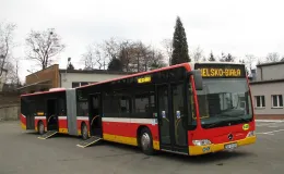Zakupione autobusy niskopodłogowe marki Mercedes - na zdjęciu autobus oraz budynki
