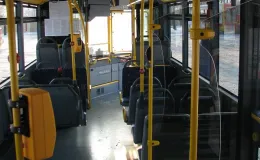 Zakupione autobusy niskopodłogowe marki Mercedes - na zdjęciu wnętrze autobusu
