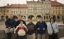 zdjęcie grupy ludzi na tle zabytkowych budynków