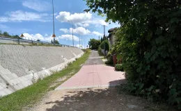 Zdjęcie dojazdu do nieruchomości niezabudowanej przy ul. Bukowej