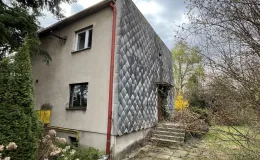 Zdjęcie nieruchomości zabudowanej budynkiem mieszkalnym wolnostojącym przy ul. Botanicznej 5