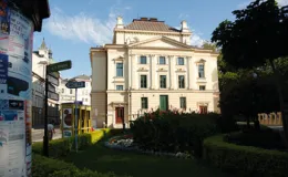 zdjęcie przedstawiające tył budynku Teatr Polskiego w Bielsku-Białej w otoczeniu zieleni