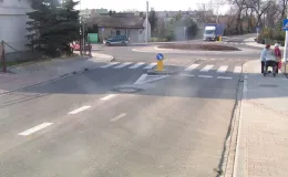 Przebudowa ul. Bestwińskiej w Bielsku-Białej - na zdjęciu fragment drogi, piesi, budynki oraz pojazdy