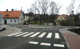 Przebudowa ul. Sobieskiego w Bielsku-Białej - na zdjęciu rondo, budynki oraz zieleń