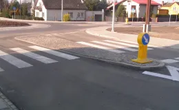 Przebudowa ul. Bestwińskiej w Bielsku-Białej - na zdjęciu fragment drogi, znak drogowy oraz budynki