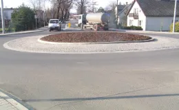 Przebudowa ul. Bestwińskiej w Bielsku-Białej - na zdjęciu fragment drogi z rondem, pojazdy, budynki oraz zieleń