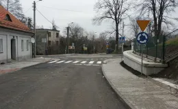 Przebudowa ul. Sobieskiego w Bielsku-Białej - na zdjęciu fragment drogi, znaki drogowe, budynki oraz zieleń