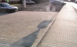 Przebudowa ul. Bestwińskiej w Bielsku-Białej - na zdjęciu fragment chodnika, pojazdy oraz budynki