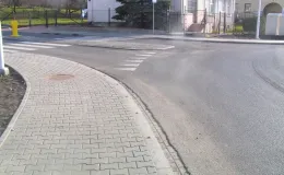 Przebudowa ul. Bestwińskiej w Bielsku-Białej - na zdjęciu fragment drogi, chodnik, znaki drogowe oraz budynki