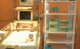 na zdjęciu stanowisko do intensywnej opieki nad noworodkiem z inkubatorem i aparaturą medyczną