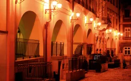 zdjęcie Starówki w Bielsku-Białej przedstawiające podcienie nocą