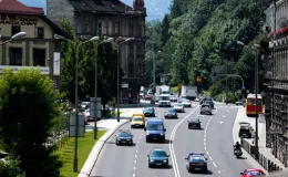 Droga wojewódzka nr 942 w Bielsku-Białej - na zdjęciu fragment drogi, budynki, pojazdy oraz zieleń