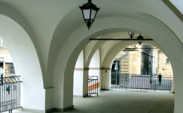 zdjęcie Starówki w Bielsku-Białej przedstawiające podcienie