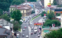 Droga wojewódzka nr 942 w Bielsku-Białej - na zdjęciu z lotu ptaka fragment drogi, pojazdy, budynki oraz zieleń