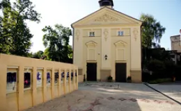 zdjęcie przedstawiające budynek Małej Sceny Teatru Polskiego w Bielsku-Białej w otoczeniu zieleni