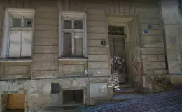 Zdjęcie wejścia do budynku na rogu ul. Juliusza Słowackiego 2A / Władysława Orkana 17