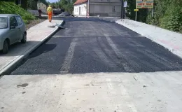 Przebudowa ul. Sobieskiego w Bielsku-Białej - na zdjęciu fragment drogi, pieszy, samochód, budynek oraz zieleń