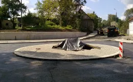 Przebudowa ul. Sobieskiego w Bielsku-Białej - na zdjęciu rondo, pojazdy, budynki oraz zieleń