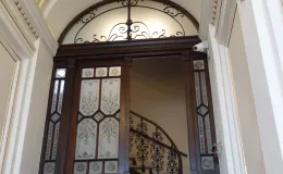 Zamkowa 8 drzwi prowadzące z sieni do klatki schodowej po remoncie i konserwacji. 