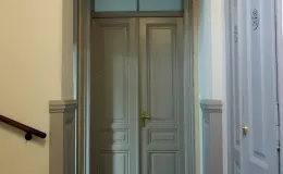 Zamkowa 8 drzwi prowadzące do mieszkania i fragment wzorzystej posadzki po remoncie i konserwacji. 